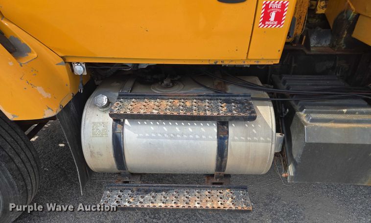 image for item EF1672 2005 International 7400 dump truck