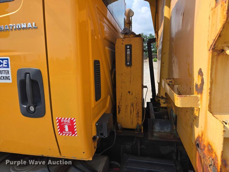 image for item EF1672 2005 International 7400 dump truck