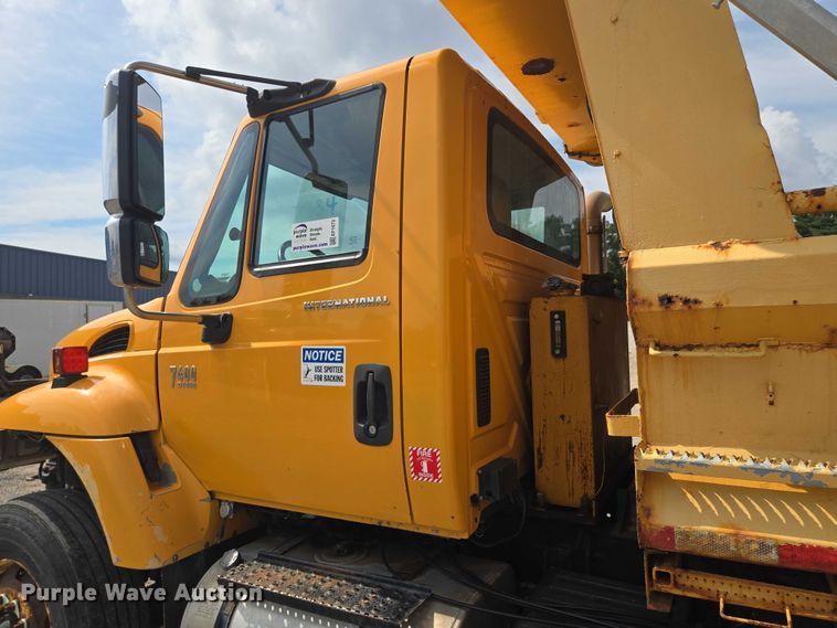 image for item EF1672 2005 International 7400 dump truck