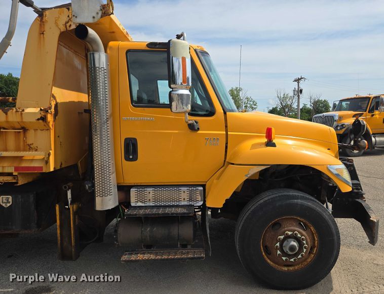 image for item EF1672 2005 International 7400 dump truck