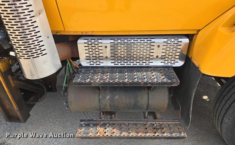 image for item EF1672 2005 International 7400 dump truck