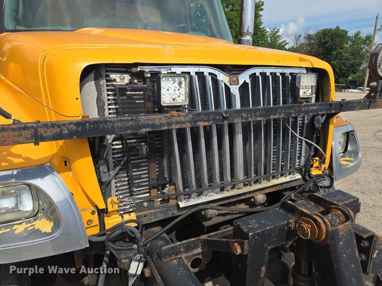 image for item EF1672 2005 International 7400 dump truck