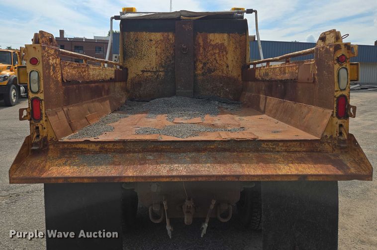 image for item EF1672 2005 International 7400 dump truck