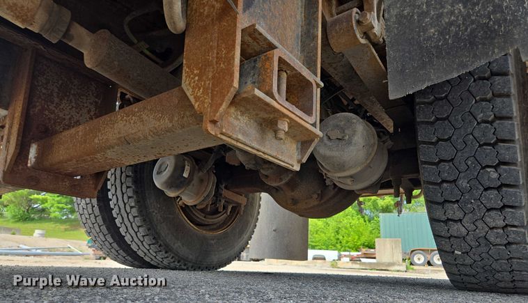 image for item EF1672 2005 International 7400 dump truck