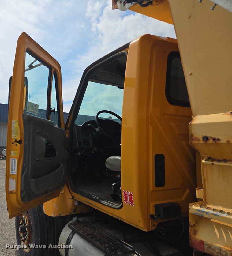 image for item EF1672 2005 International 7400 dump truck