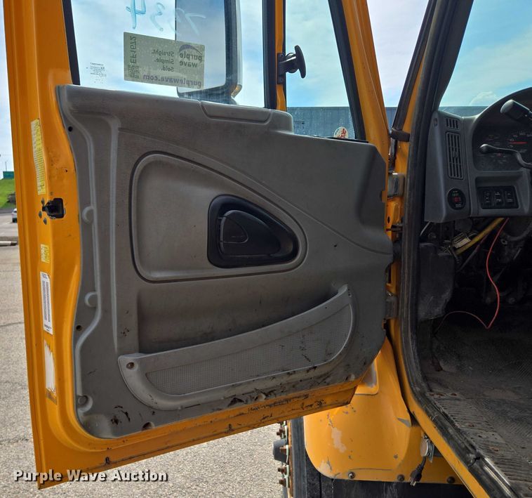 image for item EF1672 2005 International 7400 dump truck