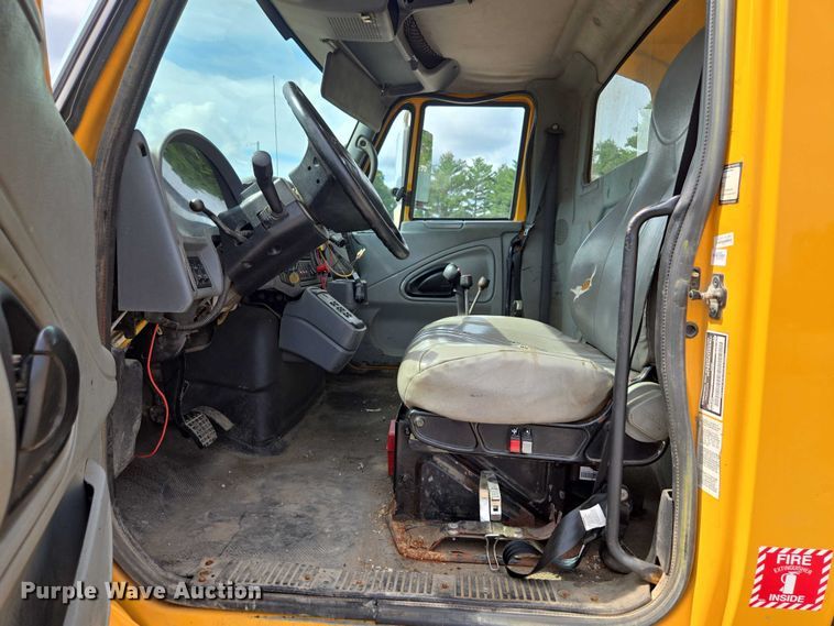 image for item EF1672 2005 International 7400 dump truck