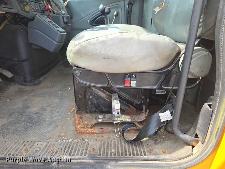 image for item EF1672 2005 International 7400 dump truck