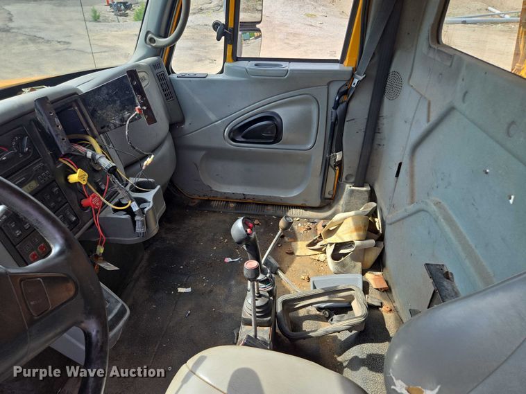 image for item EF1672 2005 International 7400 dump truck