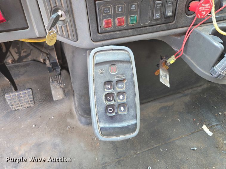 image for item EF1672 2005 International 7400 dump truck