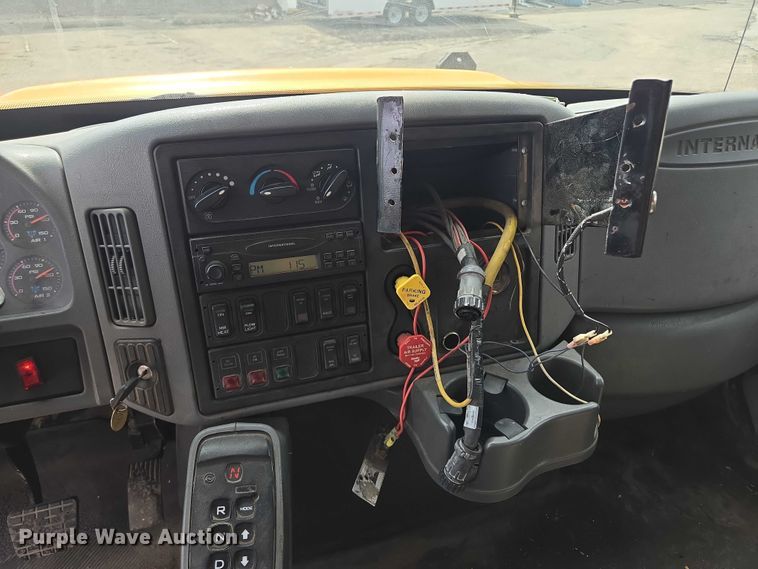 image for item EF1672 2005 International 7400 dump truck