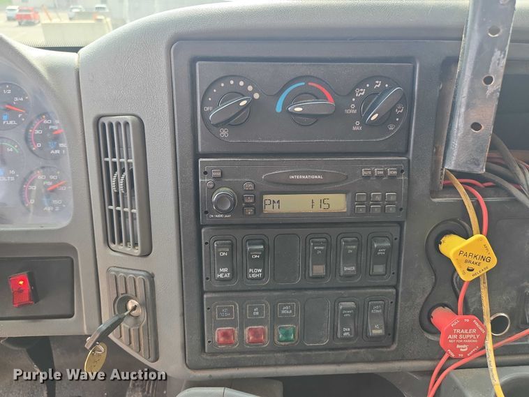 image for item EF1672 2005 International 7400 dump truck