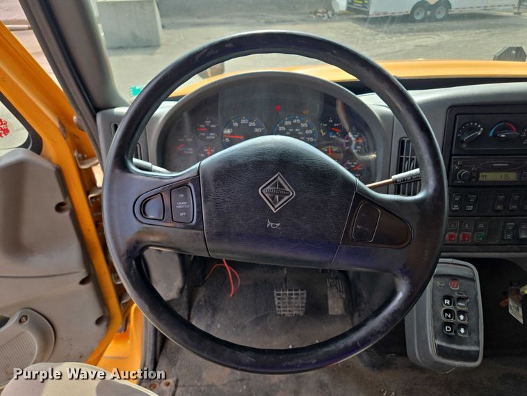 image for item EF1672 2005 International 7400 dump truck