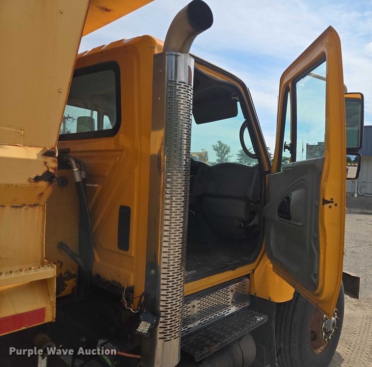 image for item EF1672 2005 International 7400 dump truck