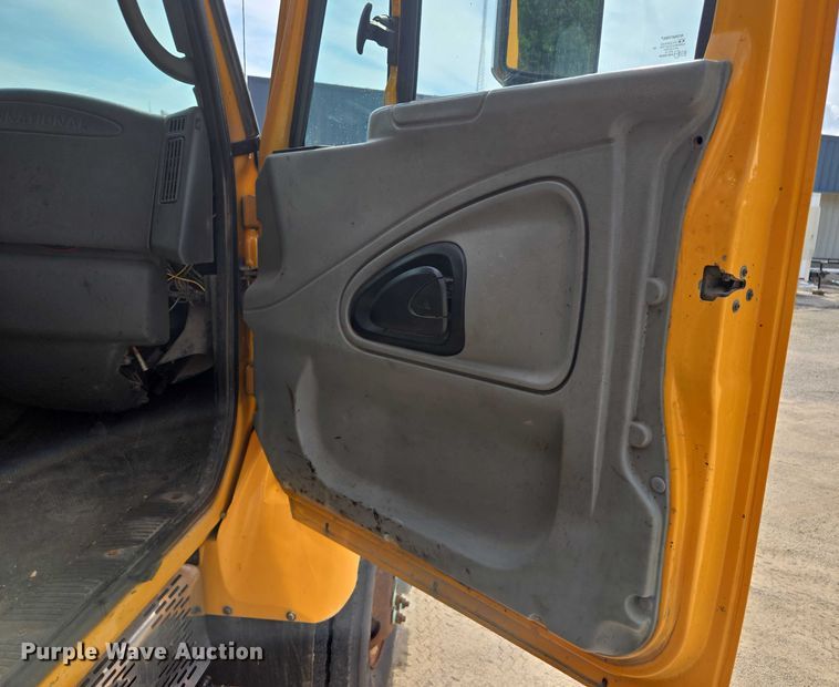 image for item EF1672 2005 International 7400 dump truck