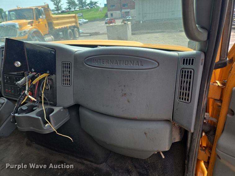 image for item EF1672 2005 International 7400 dump truck