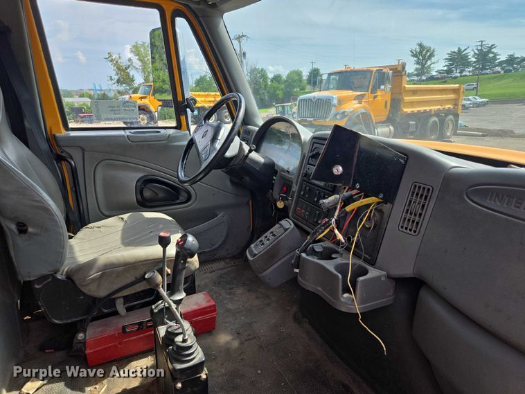 image for item EF1672 2005 International 7400 dump truck