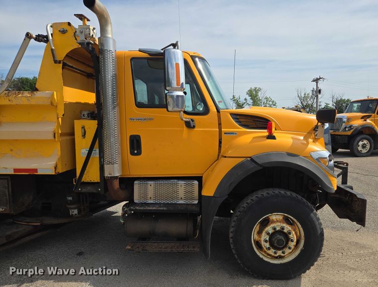 image for item EF1673 2011 International Workstar 7600 dump truck