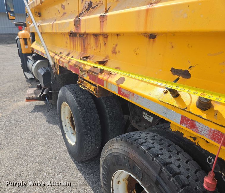 image for item EF1673 2011 International Workstar 7600 dump truck