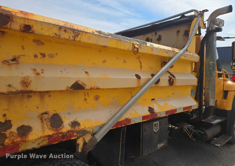 image for item EF1673 2011 International Workstar 7600 dump truck