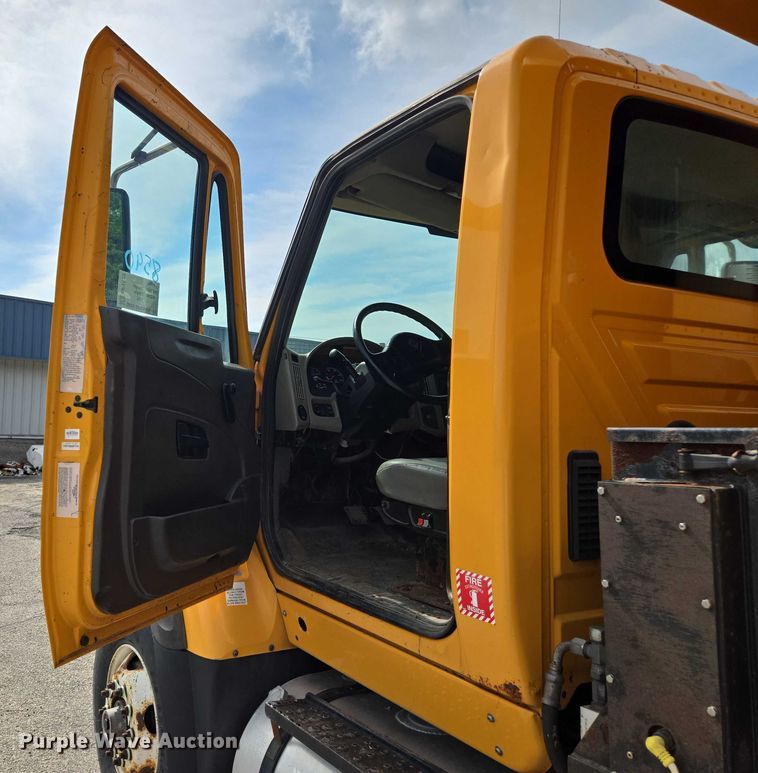image for item EF1673 2011 International Workstar 7600 dump truck