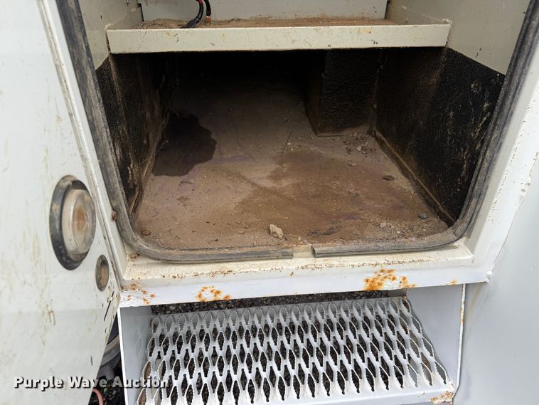 image for item EG1444 2012 International 4400  utility / service truck