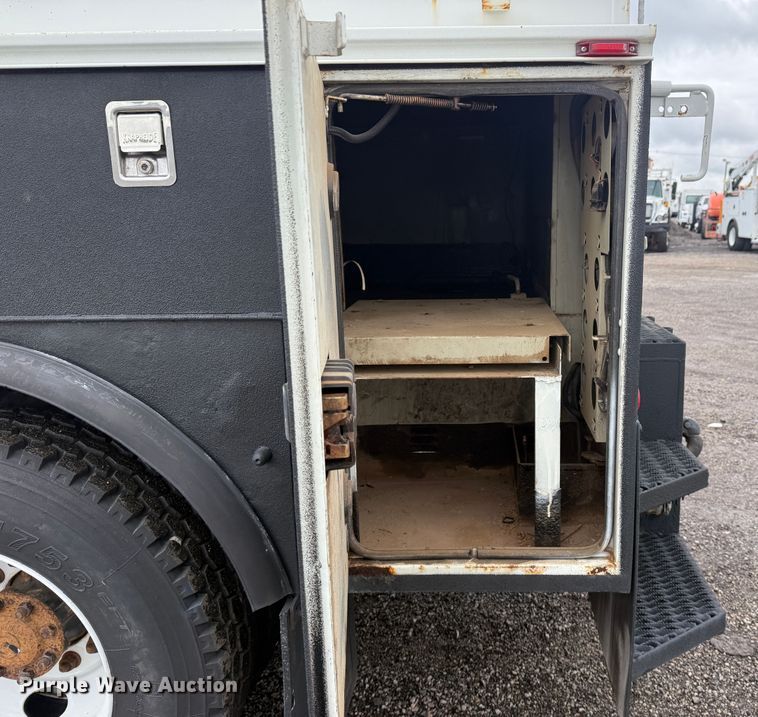 image for item EG1444 2012 International 4400  utility / service truck