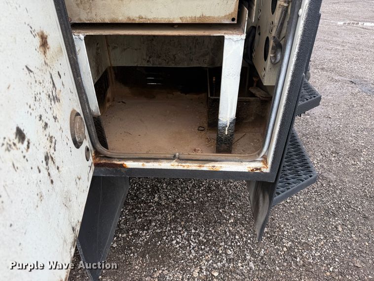 image for item EG1444 2012 International 4400  utility / service truck