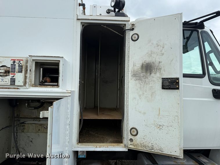 image for item EG1444 2012 International 4400  utility / service truck