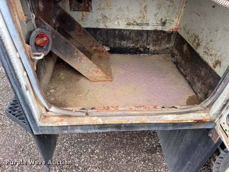 image for item EG1444 2012 International 4400  utility / service truck