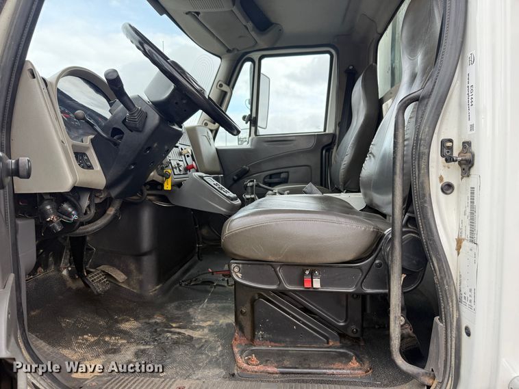 image for item EG1444 2012 International 4400  utility / service truck