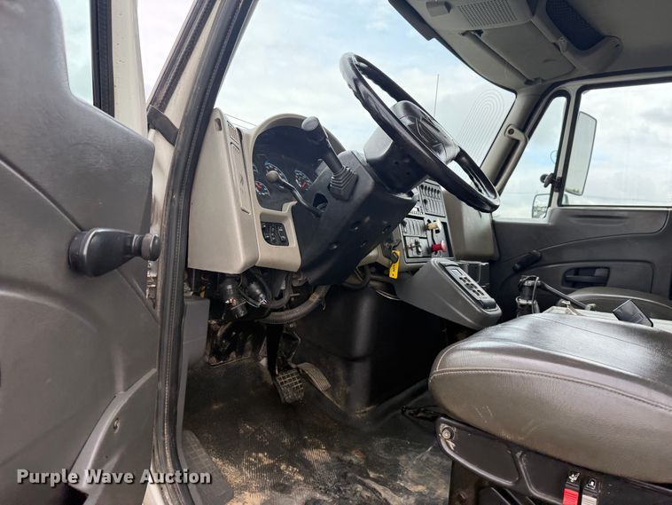 image for item EG1444 2012 International 4400  utility / service truck