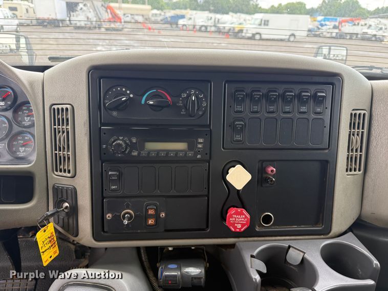 image for item EG1444 2012 International 4400  utility / service truck