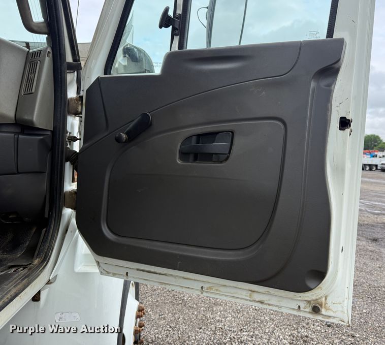 image for item EG1444 2012 International 4400  utility / service truck