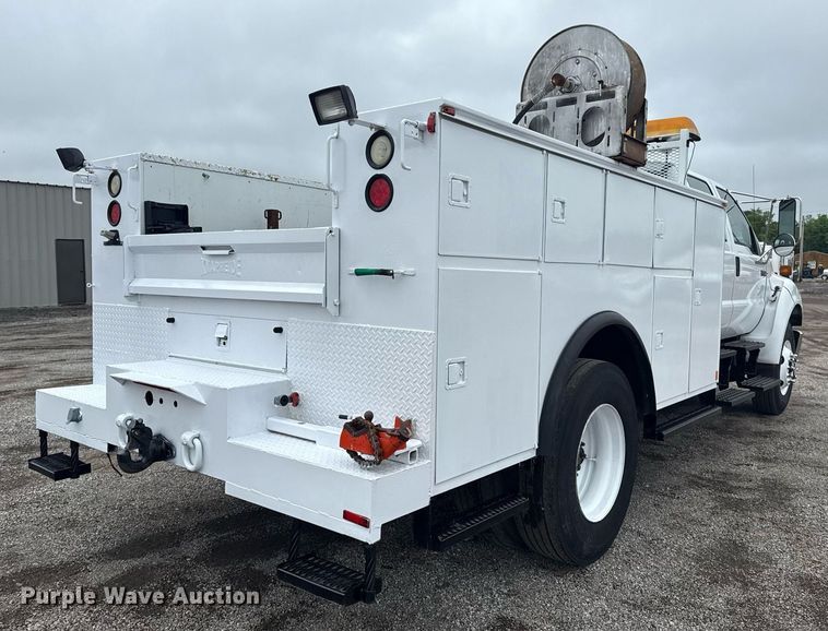 image for item EG5886 2009 Ford F750 Super Duty Crew Cab utility / service truck