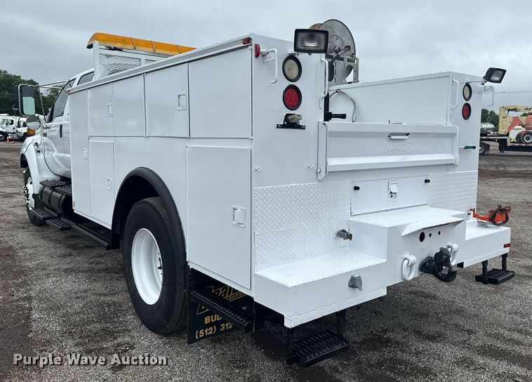 image for item EG5886 2009 Ford F750 Super Duty Crew Cab utility / service truck