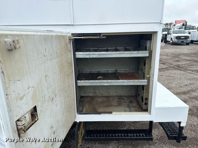 image for item EG5886 2009 Ford F750 Super Duty Crew Cab utility / service truck