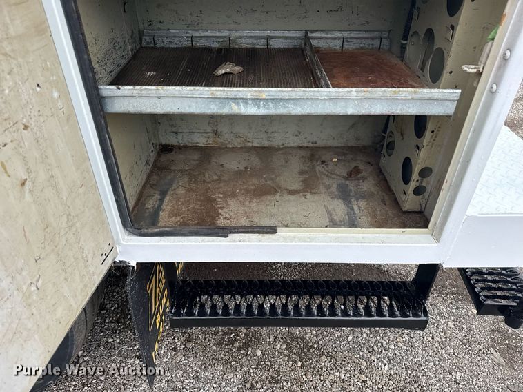 image for item EG5886 2009 Ford F750 Super Duty Crew Cab utility / service truck