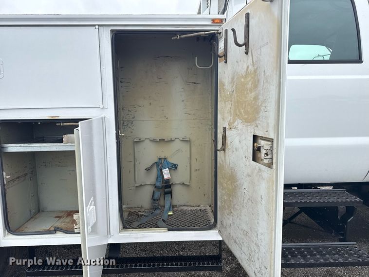 image for item EG5886 2009 Ford F750 Super Duty Crew Cab utility / service truck