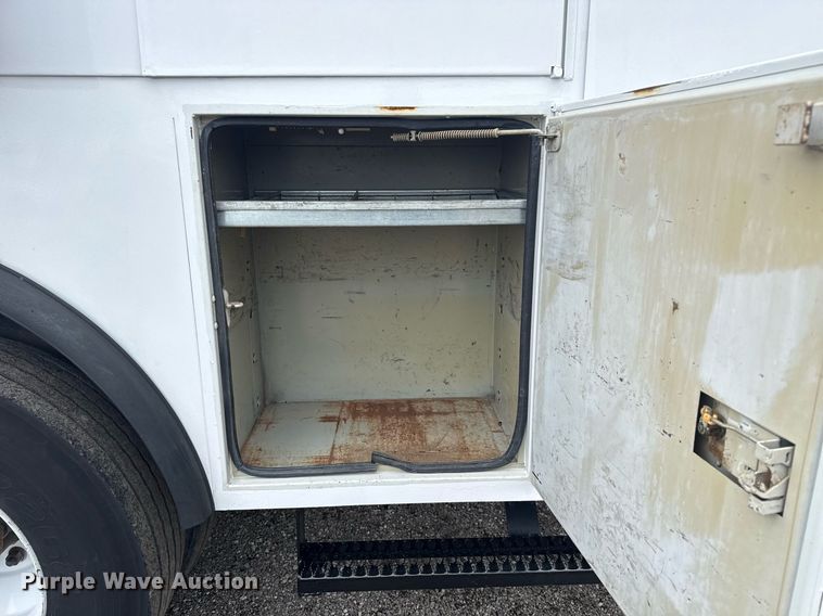 image for item EG5886 2009 Ford F750 Super Duty Crew Cab utility / service truck