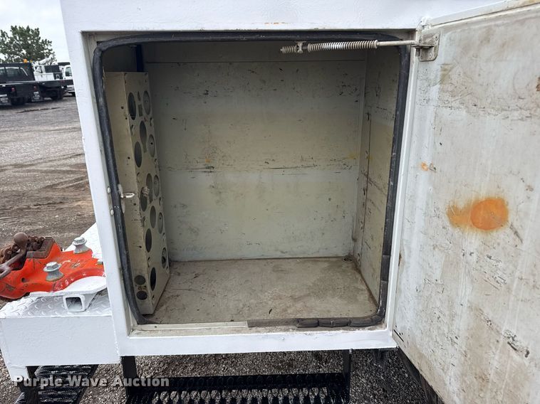 image for item EG5886 2009 Ford F750 Super Duty Crew Cab utility / service truck