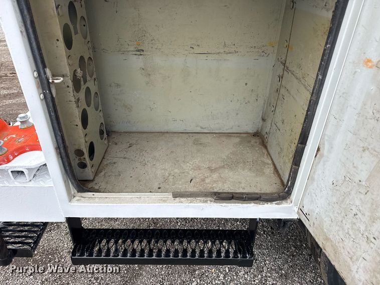 image for item EG5886 2009 Ford F750 Super Duty Crew Cab utility / service truck