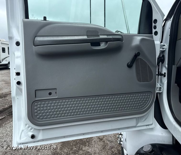 image for item EG5886 2009 Ford F750 Super Duty Crew Cab utility / service truck