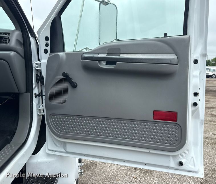 image for item EG5886 2009 Ford F750 Super Duty Crew Cab utility / service truck