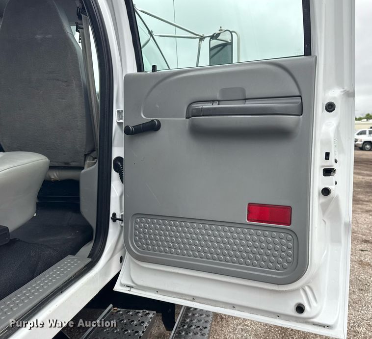 image for item EG5886 2009 Ford F750 Super Duty Crew Cab utility / service truck