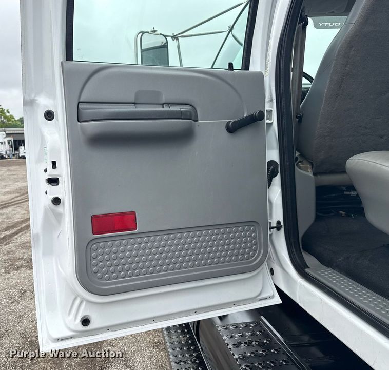 image for item EG5886 2009 Ford F750 Super Duty Crew Cab utility / service truck