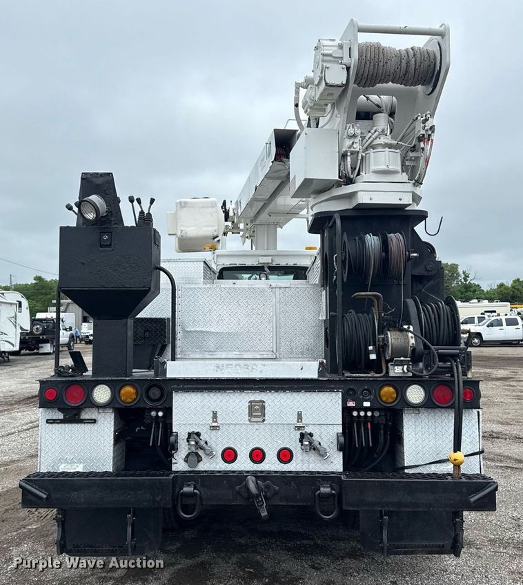 image for item EG5888 2010 International 4400 bucket truck