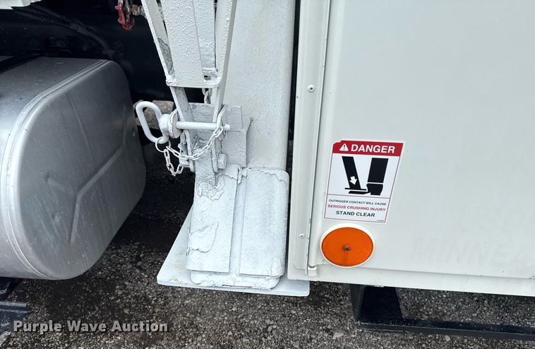 image for item EG5888 2010 International 4400 bucket truck