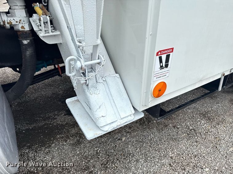 image for item EG5888 2010 International 4400 bucket truck