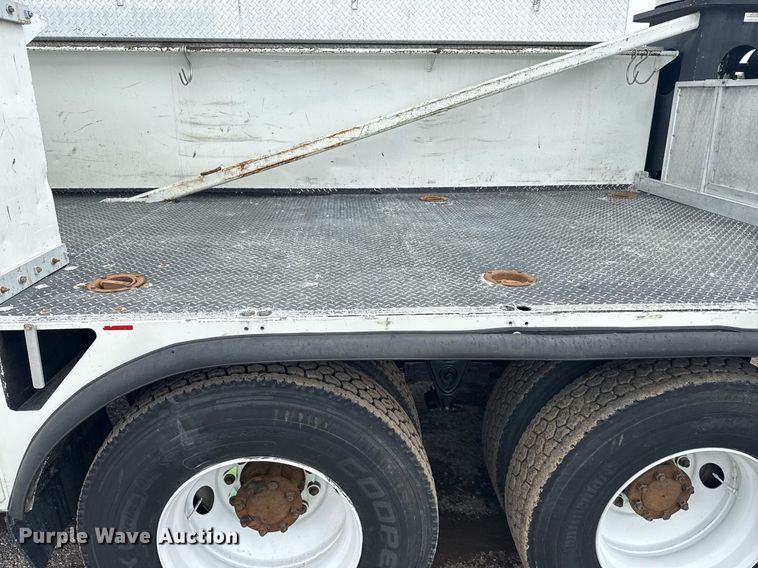 image for item EG5888 2010 International 4400 bucket truck